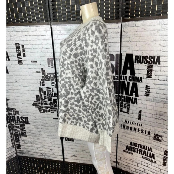 Old Navy Plus 3X Gray-Beige Animal Print Crew Neck Long Raglan Sleeve Sweater - Picture 5 of 6